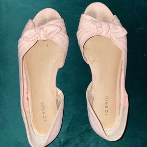 TORRID 11w pink flats with bow